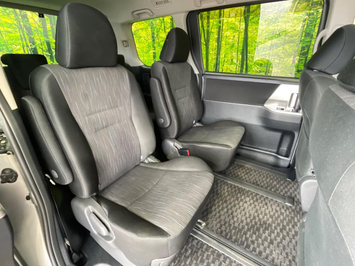 2013 Toyota Noah DBA-ZRR70W (UW-6a20eda825911)[21]