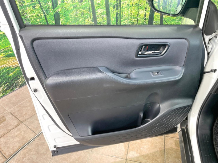 2015 Toyota Voxy DBA-ZRR80W (UW-6a20edaa25ae4)[28]