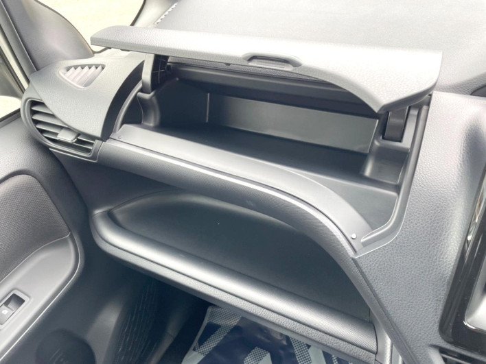 2018 Toyota Noah DBA-ZRR80G (UW-6a20edaf9e6e5)[13]