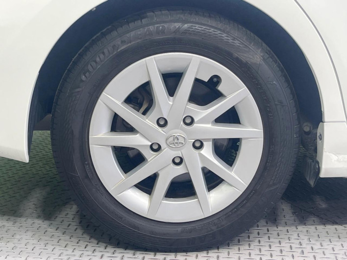 2015 Toyota Prius α DAA-ZVW40W (UW-6a20edc22a0e7)[15]