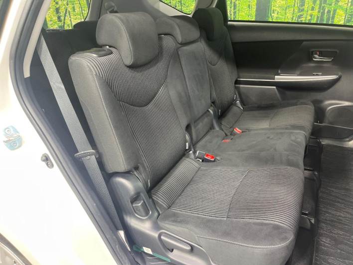 2015 Toyota Prius α DAA-ZVW40W (UW-6a20edc22a0e7)[21]