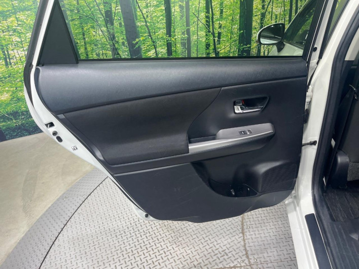 2015 Toyota Prius α DAA-ZVW40W (UW-6a20edc22a0e7)[25]