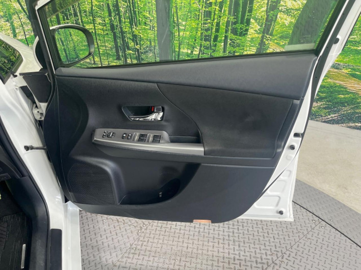 2015 Toyota Prius α DAA-ZVW40W (UW-6a20edc22a0e7)[24]