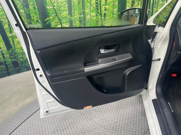 2015 Toyota Prius α DAA-ZVW40W (UW-6a20edc22a0e7)[26]