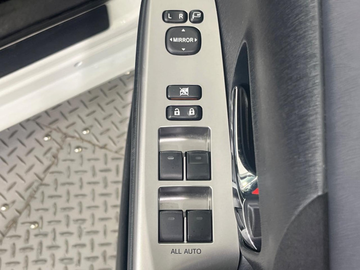 2015 Toyota Prius α DAA-ZVW40W (UW-6a20edc22a0e7)[4]