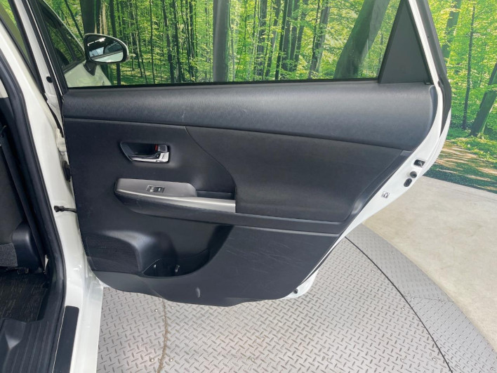 2015 Toyota Prius α DAA-ZVW40W (UW-6a20edc22a0e7)[23]