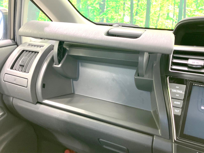2014 Toyota Prius α DAA-ZVW41W (UW-6a20edc4183fc)[19]