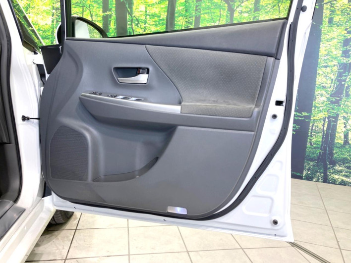 2014 Toyota Prius α DAA-ZVW41W (UW-6a20edc4183fc)[12]