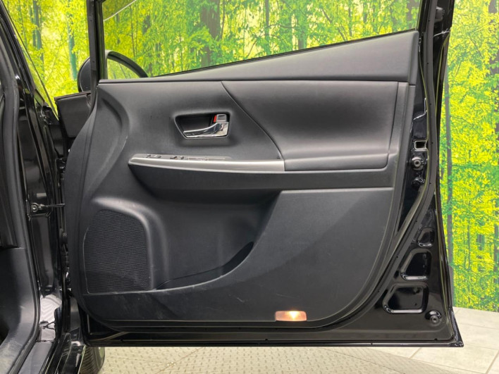 2015 Toyota Prius α DAA-ZVW41W (UW-6a20edc460381)[26]