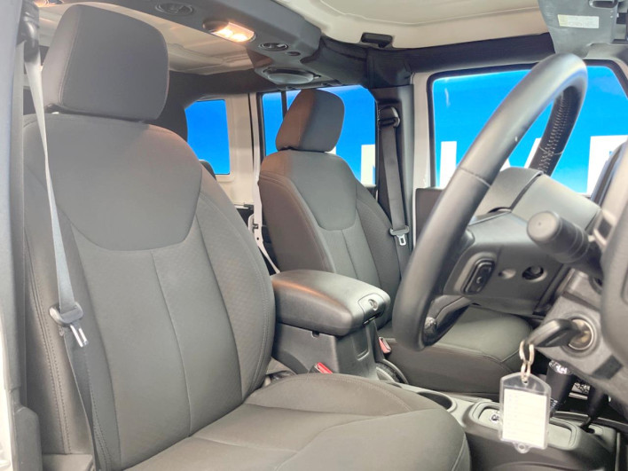 2016 Chrysler Jeep Wrangler Unlimited ABA-JK36L (UW-6a223d78b3f65)[28]
