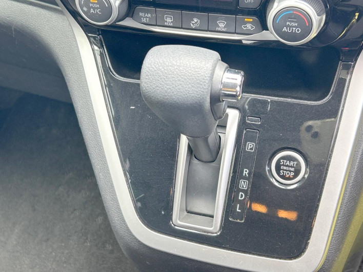 2017 Nissan Serena DAA-GFNC27 (UW-6a223e1f6a952)[15]