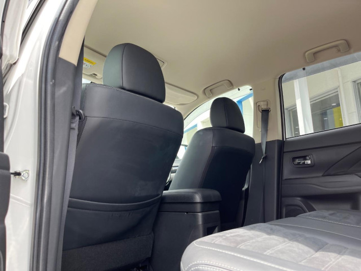 2015 Mitsubishi OUTLANDER PHEV DLA-GG2W (UW-6a223e2040832)[17]