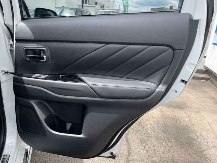 2015 Mitsubishi OUTLANDER PHEV DLA-GG2W (UW-6a223e2040832)[21]
