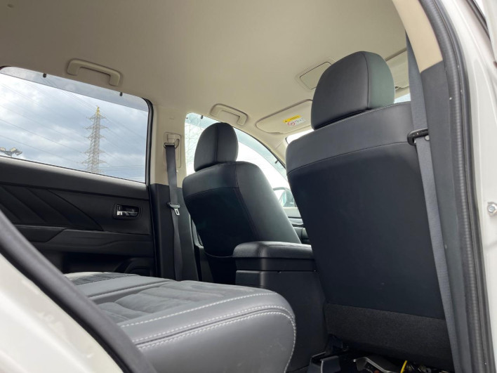 2015 Mitsubishi OUTLANDER PHEV DLA-GG2W (UW-6a223e2040832)[20]
