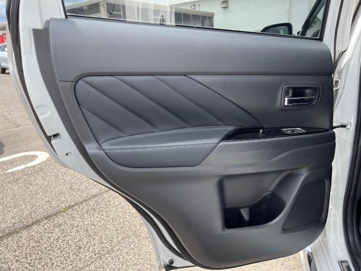 2015 Mitsubishi OUTLANDER PHEV DLA-GG2W (UW-6a223e2040832)[18]