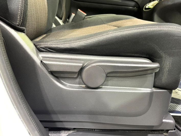 2016 Nissan Serena DAA-HFC26 (UW-6a223e4a81013)[28]