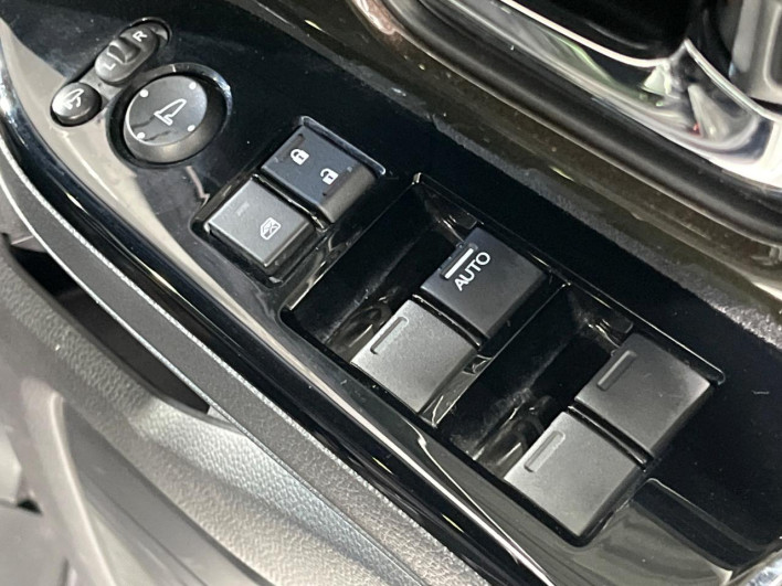2018 Honda N-BOX CUSTOM DBA-JF3 (UW-6a223e66b9783)[20]