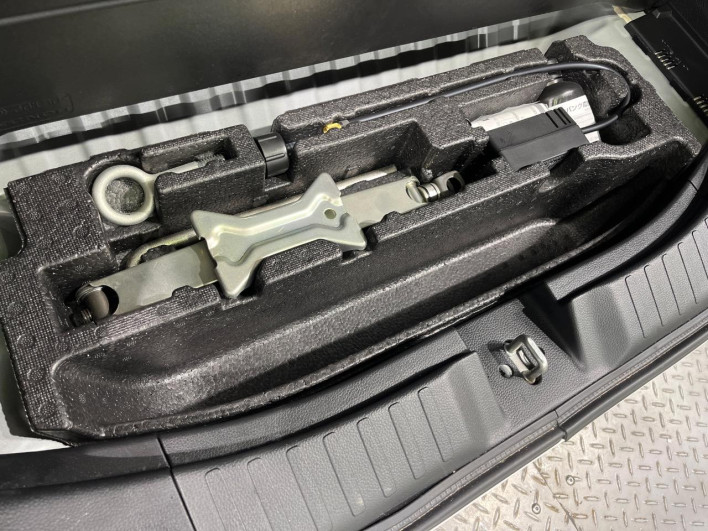 2018 Honda N-BOX CUSTOM DBA-JF3 (UW-6a223e66b9783)[11]