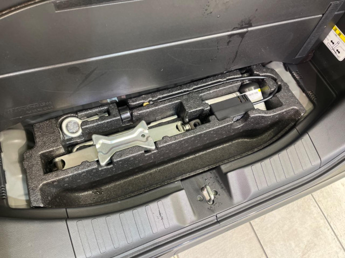 2018 Honda N-BOX CUSTOM DBA-JF3 (UW-6a223e6a093c9)[24]