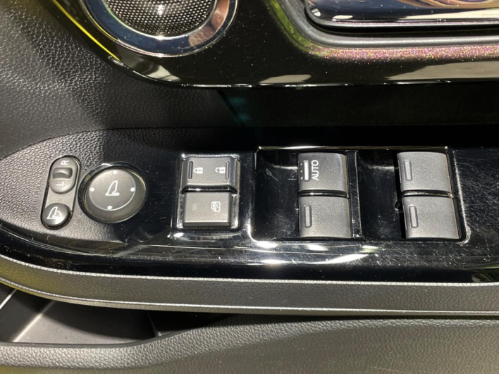 2019 Honda N-BOX CUSTOM DBA-JF3 (UW-6a223e6acec4d)[18]