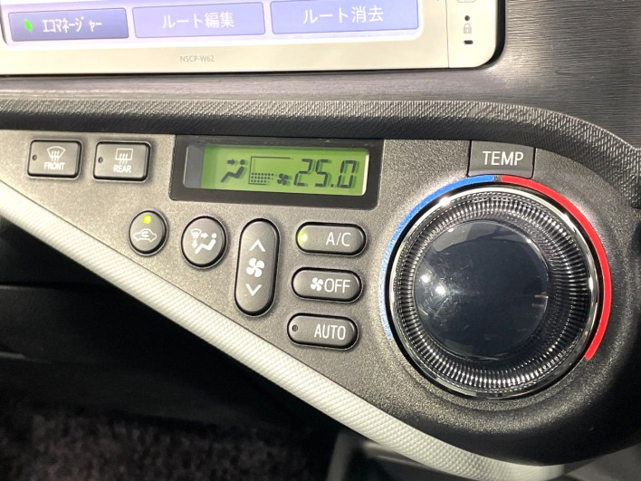 2013 Toyota Aqua DAA-NHP10 (UW-6a223f49a8074)[24]