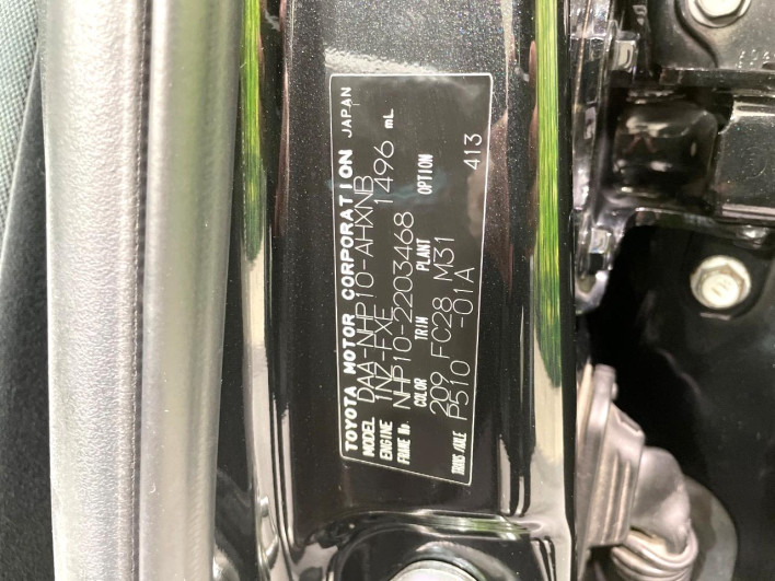 2013 Toyota Aqua DAA-NHP10 (UW-6a223f49a8074)[1]