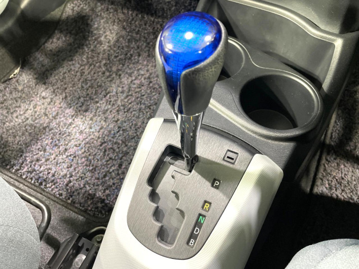 2013 Toyota Aqua DAA-NHP10 (UW-6a223f49a8074)[26]