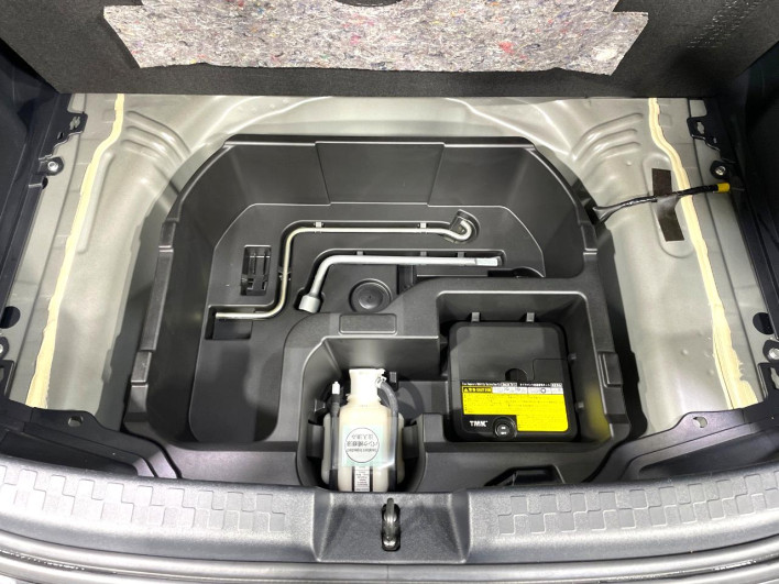 2013 Toyota Aqua DAA-NHP10 (UW-6a223f49a8074)[16]