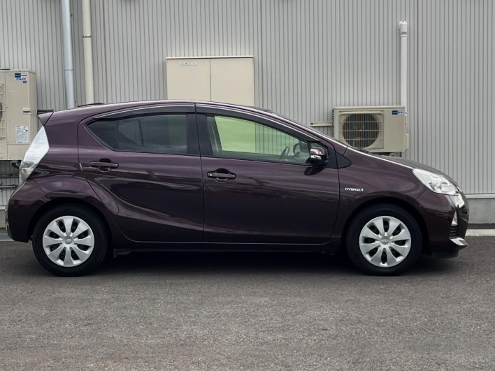 2014 Toyota Aqua DAA-NHP10 (UW-6a223f4a48b34)[22]