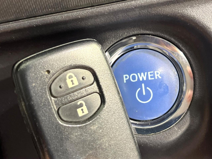2016 Toyota Aqua DAA-NHP10 (UW-6a223f4ee4875)[5]