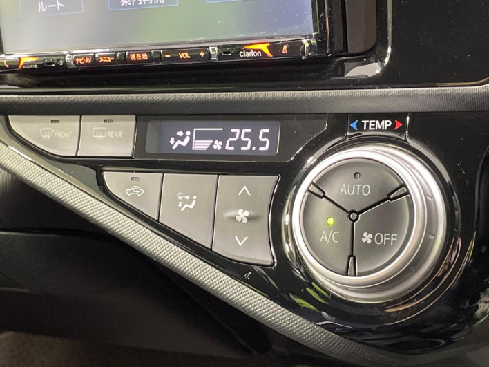 2017 Toyota Aqua DAA-NHP10 (UW-6a223f4f20bd5)[18]