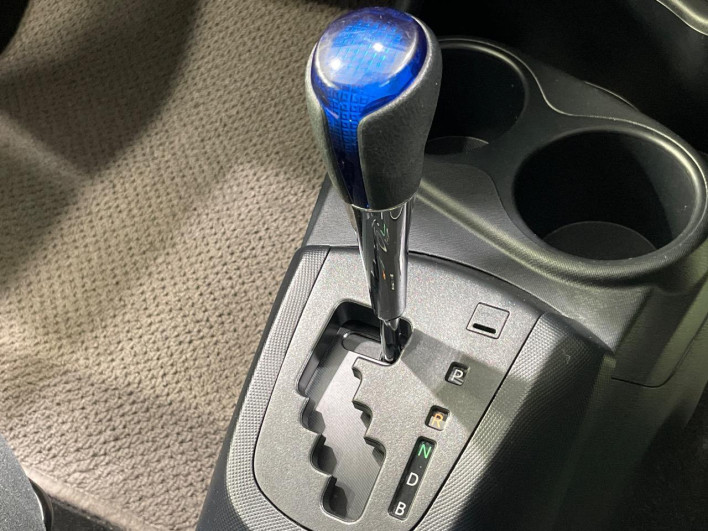 2017 Toyota Aqua DAA-NHP10 (UW-6a223f4f20bd5)[20]