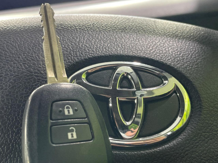 2017 Toyota Aqua DAA-NHP10 (UW-6a223f4f20bd5)[9]
