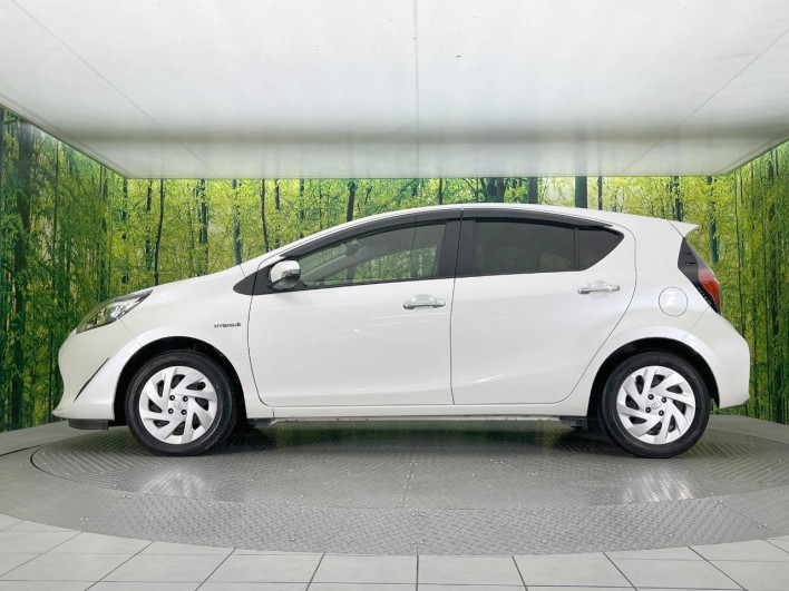 2018 Toyota Aqua DAA-NHP10 (UW-6a223f51807a9)[17]
