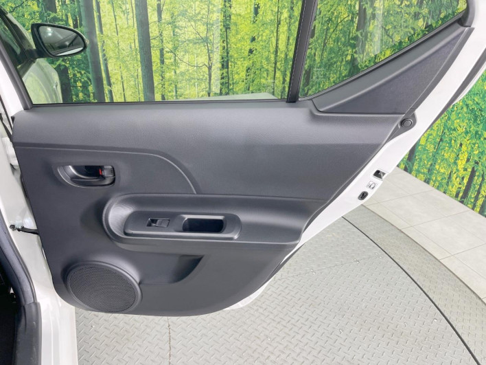 2018 Toyota Aqua DAA-NHP10 (UW-6a223f51807a9)[27]