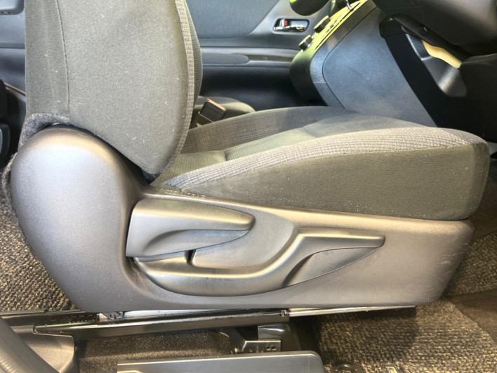 2017 Toyota Sienta DAA-NHP170G (UW-6a223f5397aa7)[29]