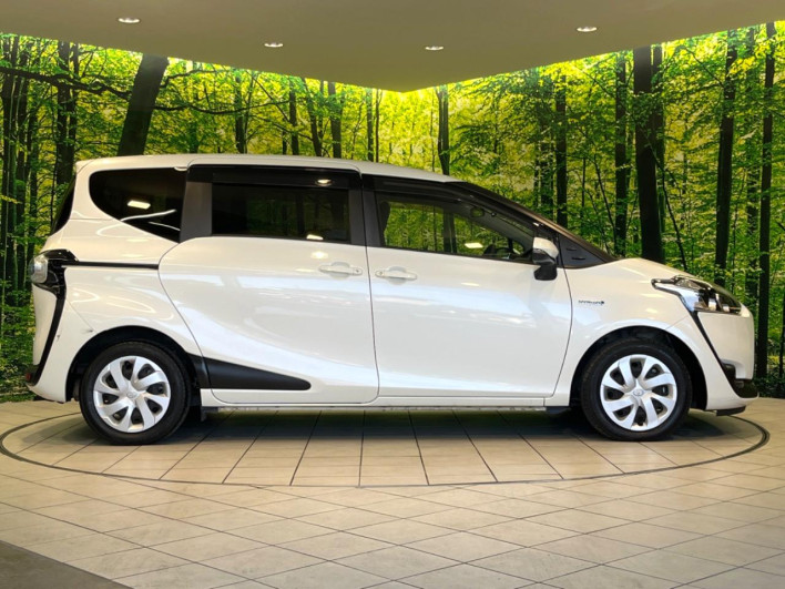2017 Toyota Sienta DAA-NHP170G (UW-6a223f5397aa7)[18]