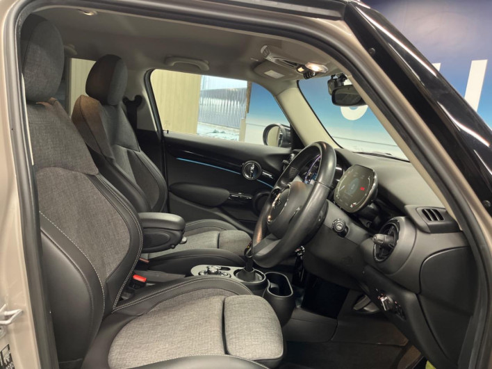 2021 Rover Mini 3DA-XV15MW (UW-6a223fa135c05)[22]