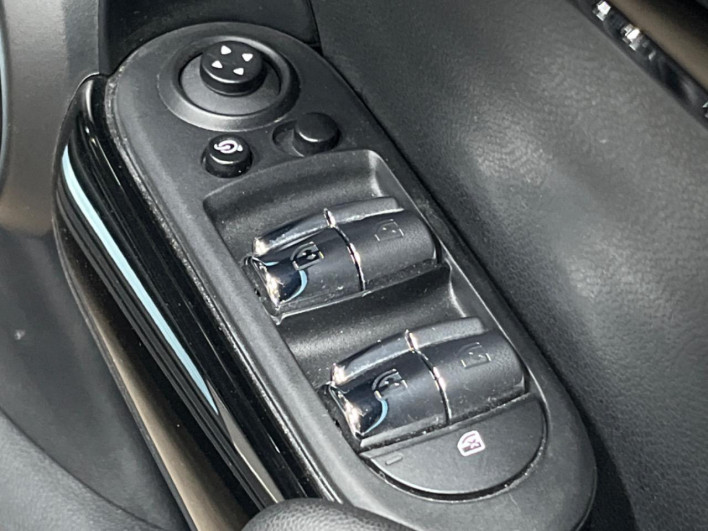 2021 Rover Mini 3DA-XV15MW (UW-6a223fa135c05)[24]