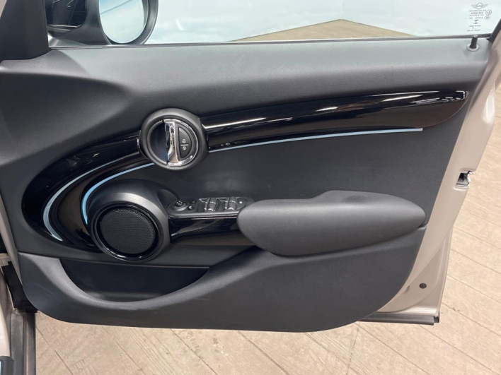 2021 Rover Mini 3DA-XV15MW (UW-6a223fa135c05)[25]