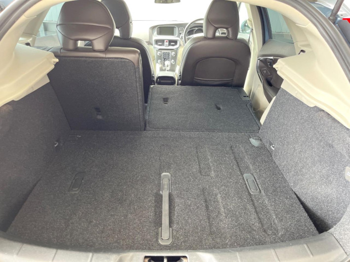 2014 Volvo V40 DBA-MB4164T (UW-6a223fa8172fe)[29]