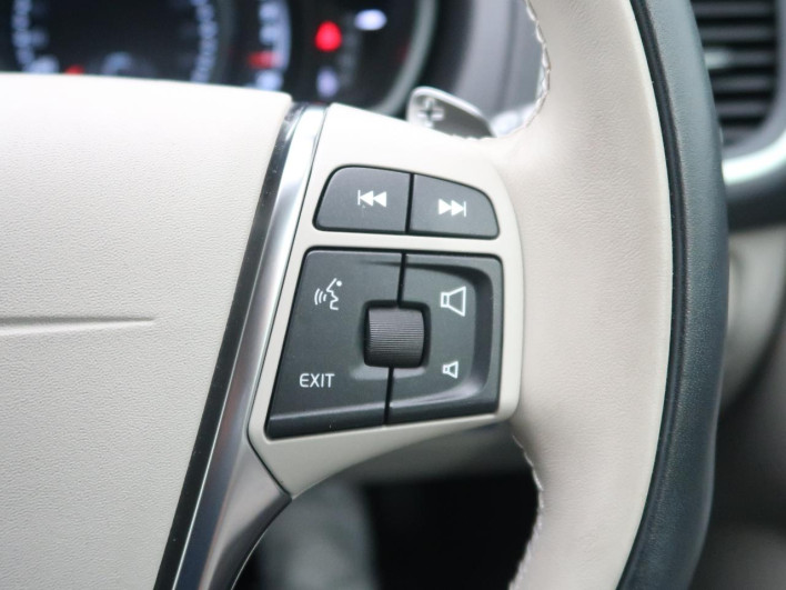2019 Volvo V40 LDA-MD4204T (UW-6a223fa86bb46)[28]