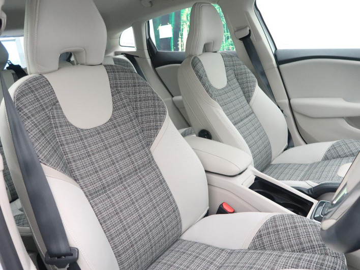 2019 Volvo V40 LDA-MD4204T (UW-6a223fa86bb46)[16]