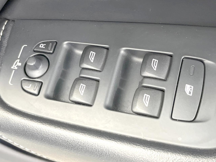 2018 Volvo XC60 LDA-UD4204TXC (UW-6a223faa5a21f)[24]
