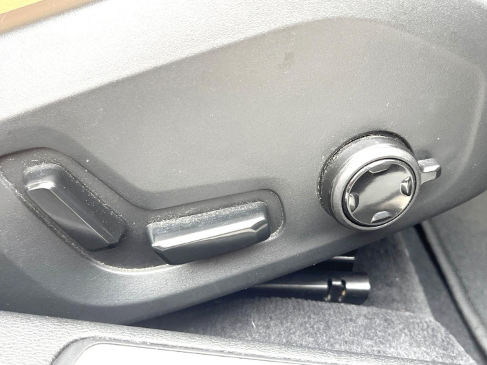 2019 Volvo V60 DBA-ZB420 (UW-6a223fae91d9a)[17]