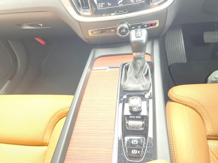 2019 Volvo V60 DBA-ZB420 (UW-6a223fae91d9a)[12]