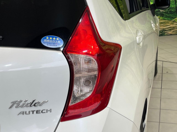 2013 Nissan Note DBA-E12 (UW-6a238f425ac3a)[27]