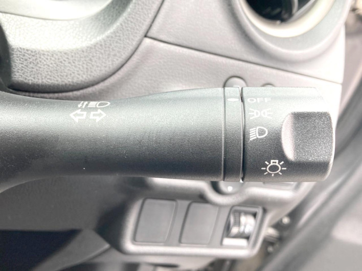 2013 Nissan Note DBA-E12 (UW-6a238f42845fa)[25]