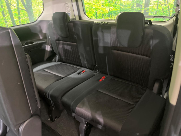 2017 Nissan Serena DAA-GFC27 (UW-6a238f5e75f88)[26]