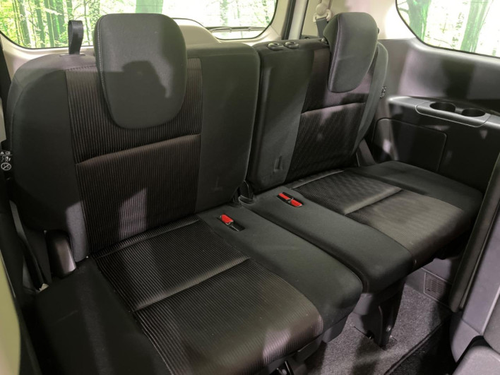 2017 Nissan Serena DAA-GFC27 (UW-6a238f5e75f88)[23]